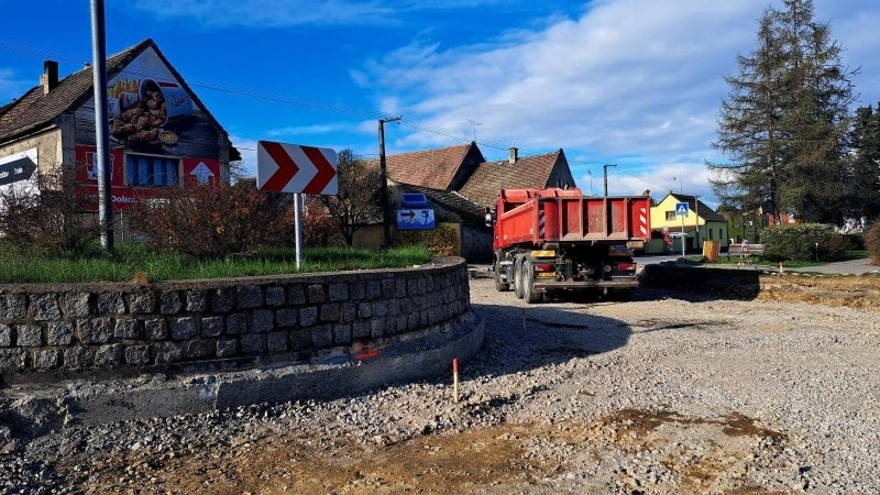 Jak Se Opravuje Silnice U Velk Dobr