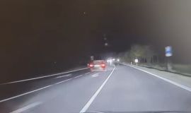 Muž vybrzdil policistu v civilu, zastavil a šel ho vychovávat. Pak zbaběle utekl