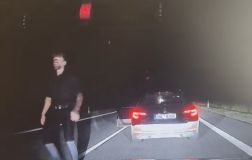 Muž vybrzdil policistu v civilu, zastavil a šel ho vychovávat. Pak zbaběle utekl