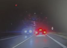 Muž vybrzdil policistu v civilu, zastavil a šel ho vychovávat. Pak zbaběle utekl