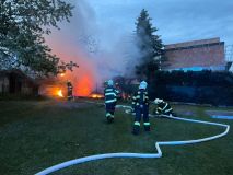 Středočeští hasiči bojovali s požárem zahradní boudy v Nové Vráži