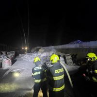 V Kamenném Mostě hořelo ve sběrných surovinách