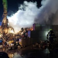 V Kamenném Mostě hořelo ve sběrných surovinách