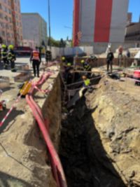 Drama v Benešově. Zavaleného dělníka se podařilo vyprostit