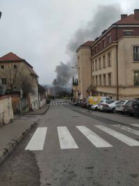 U autobusového nádraží na Kladně hoří. Druhý stupeň poplachu