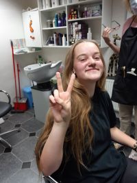 Obrazem: Obdivuhodný čin studentky Terezy. Nechala si ostříhat své dlouhé vlasy, aby pomohla některé z onkologických pacientek
