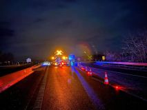 Obrazem: Zimní počasí v pátek v podvečer překvapilo řidiče.  Série nehod na zledovatělé dálnici D6 zastavila provoz