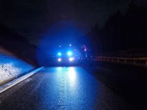 Obrazem: Zimní počasí v pátek v podvečer překvapilo řidiče.  Série nehod na zledovatělé dálnici D6 zastavila provoz