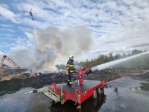 Obrazem: Velký požár u Sokolova pomáhali zdolávat také hasiči Středočeského kraje, s potřebnou technikou i vrtulníkem Black hawk