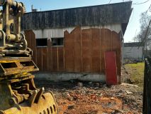 Azbest ve škole v Unhošti. Stavební firma trhala desky, i když tušila, že jde o azbest