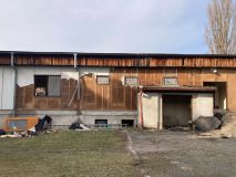 Azbest ve škole v Unhošti. Stavební firma trhala desky, i když tušila, že jde o azbest