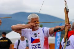 Obrazem od sousedů: Prezident Petr Pavel zavítal na olympijský festival, zastřílel si z luku a házel oštěpem