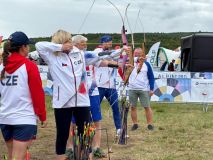 Obrazem od sousedů: Prezident Petr Pavel zavítal na olympijský festival, zastřílel si z luku a házel oštěpem