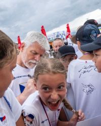 Obrazem od sousedů: Prezident Petr Pavel zavítal na olympijský festival, zastřílel si z luku a házel oštěpem