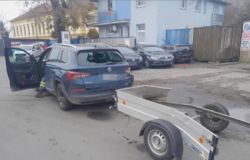 Ve Slaném se srazil vlak s vozíkem auta