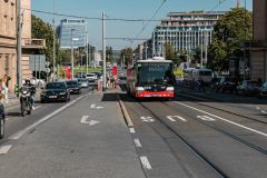 V Praze na Dejvické přidali pruh pro autobusy
