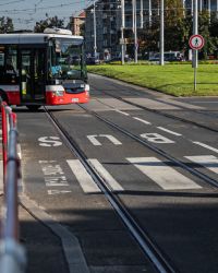 V Praze na Dejvické přidali pruh pro autobusy
