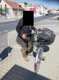 Kladno si bezdomovce, co znečišťuje les, vydržuje