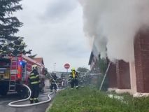 Požár skladu haly s kartonovými obaly v Brandýse nad Labem se rychle šířil. Takto ho zdolávali hasiči