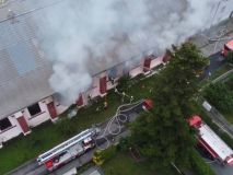 Požár skladu haly s kartonovými obaly v Brandýse nad Labem se rychle šířil. Takto ho zdolávali hasiči