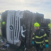 Nehoda u Pcher. Hasiči museli řidiče náklaďáku vyprostit