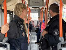 Ve Velvarské rozbil dveře autobusu, šňupal a neměl lístek. Řidič na něj přivolal strážníky tlačítkem