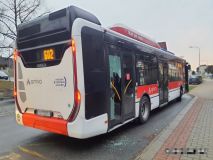 Ve Velvarské rozbil dveře autobusu, šňupal a neměl lístek. Řidič na něj přivolal strážníky tlačítkem