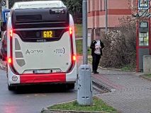 Ve Velvarské rozbil dveře autobusu, šňupal a neměl lístek. Řidič na něj přivolal strážníky tlačítkem