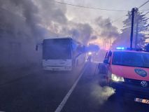 V obci Malé Přítočno vzplál autobus. Požár uzavřel ulici