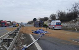 Nehoda na dálnici. Nákladní auto se převrhlo