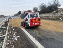 Nehoda na dálnici. Nákladní auto se převrhlo