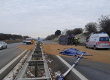 Nehoda na dálnici. Nákladní auto se převrhlo