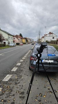 Držení mobilu při řízení zjistí kladenští policisté na stovky metrů