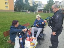 Za Kladno bez exkrementů. Strážníci starším a nemohoucím rozdávají pomůcku kerbl