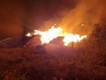 Požár v Poldovce: Hasiči zůstávají na místě