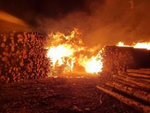 Požár v Poldovce: Hasiči zůstávají na místě