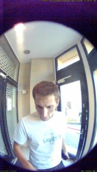 Neznáte ho? Vybral z bankomatu peníze z cizího účtu