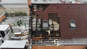 Obrazem: Střecha rodinného domu v Libovici se vzňala od hořících sazí. Požár způsobil škodu ve výši pět milionů korun