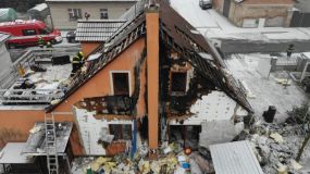 Obrazem: Střecha rodinného domu v Libovici se vzňala od hořících sazí. Požár způsobil škodu ve výši pět milionů korun