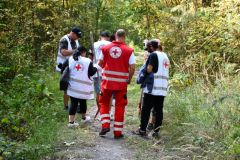 Klienti Kladenského červeného kříže vyčistili les. Sebrali 1,6 tuny odpadů!