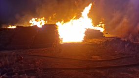 Obrazem: Obrovský požár zachvátil velkou hromadu kulatiny v Kladně v Dubí. Hasiči vyhlásili 3. poplachový stupeň