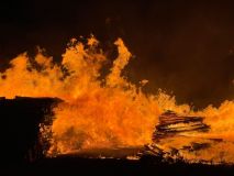 Obrazem: Obrovský požár zachvátil velkou hromadu kulatiny v Kladně v Dubí. Hasiči vyhlásili 3. poplachový stupeň