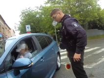 Strážníci přijeli na udání, muž bez řidičáku se vydával za někoho jiného