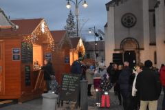 Zaplněné kladenské náměstí sledovalo rozsvícení Pohádkového vánočního stromu