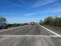 Na dálnici u Unhoště se budují vysokorychlostní váhy