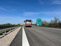 Na dálnici u Unhoště se budují vysokorychlostní váhy
