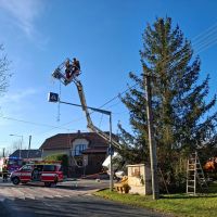 Takhle dopadlo zdobení stromku v Ohrobci na Praze západ. Plošina se zřítila