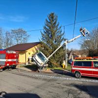 Takhle dopadlo zdobení stromku v Ohrobci na Praze západ. Plošina se zřítila