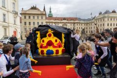 Kladenská továrna Lego slaví na Hradě. Vystavila obří korunu z kostiček