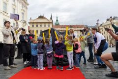 Kladenská továrna Lego slaví na Hradě. Vystavila obří korunu z kostiček